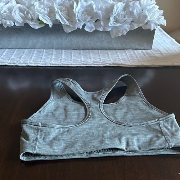 NWOT Grey Nike Sports Bra, Size M - Picture 2 of 3